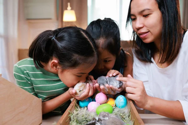 Aziatische Moeder Haar Dochters Spelen Met Baby Konijntje Versieren Paaseieren — Stockfoto