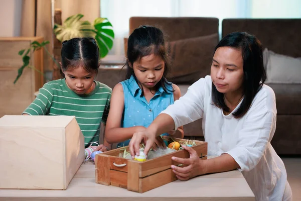 Aziatische Moeder Haar Dochters Versieren Paaseieren Pasen Thuis Voor Bereiden Rechtenvrije Stockfoto's