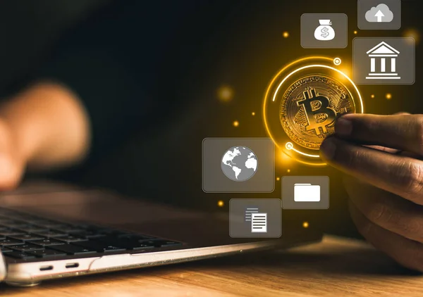 Kripto para birimi ve online iş konsepti, gelecekteki para konsepti. İş adamı şifreli para ile işlem yapmak için dizüstü bilgisayar kullanıyor. 