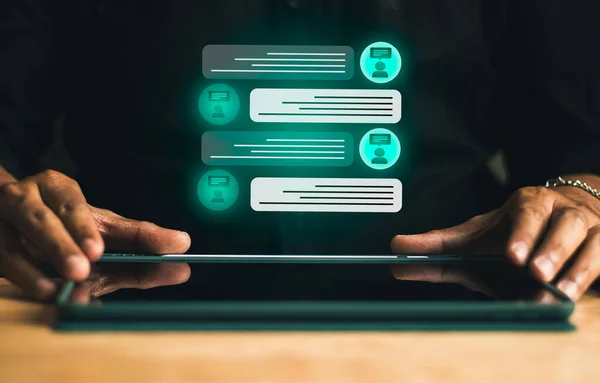 Yapay zeka müşteri hizmetleri konsepti, iş adamı her zaman hizmet verebilen sohbet robotu arayüzü tableti kullanıyor..