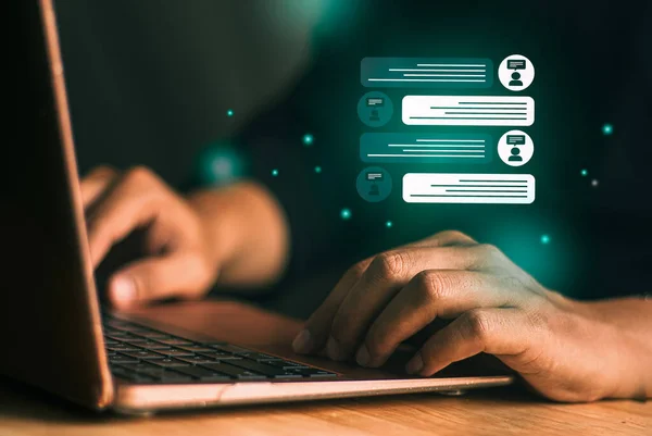 Yapay zeka müşteri hizmetleri konsepti, iş adamı her zaman hizmet verebilen sohbet robotu arayüzü ile laptop kullanıyor..