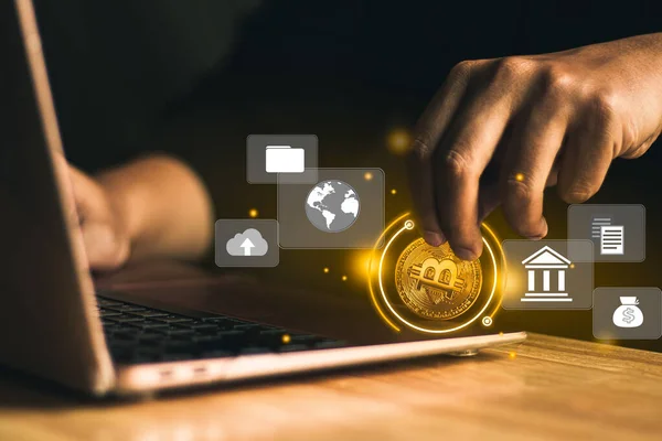 Kripto para birimi ve online iş konsepti, gelecekteki para konsepti. İş adamı şifreli para ile işlem yapmak için dizüstü bilgisayar kullanıyor.