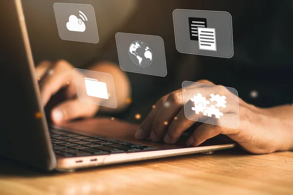 İş adamı dünya çapında bilgi, çevrimiçi bağlantı, küreselleşme, sosyal ağ iletişim kavramı için bilgisayar kullanıyor.