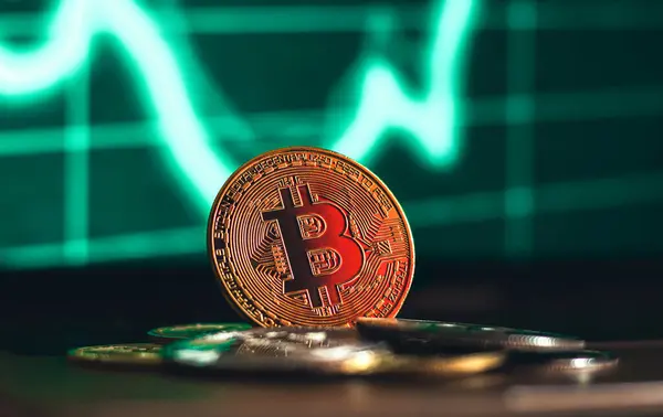 Yeşil çizelge arkaplanındaki altın bitcoin 'ler; btc fiyatı yükselir, analiz edilir ve konsept öngörülür.  