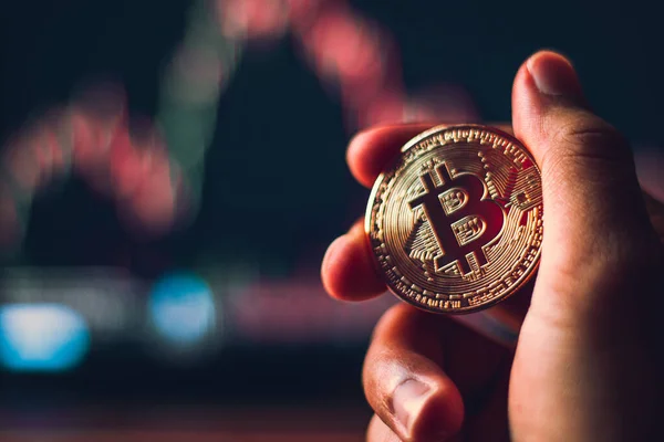 Kripto altın orospular. el ele tutuşan altın bitcoin - ticaret ağı ve uluslararası ağ ödemeleri için sanal grafik. 