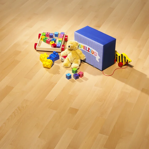 Holzspielzeug auf hellem Parkett — Stockfoto