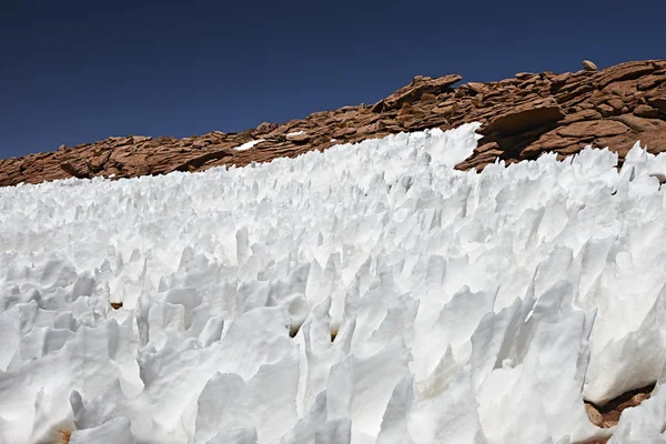 Paisagem com estruturas de neve — Fotografia de Stock
