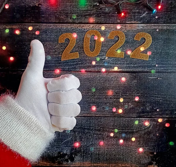 Noel Baba 'nın Eldiveni' nin yakın çekimi, Başparmak yükseltilmiş jest, 2022 en iyisi olacak.