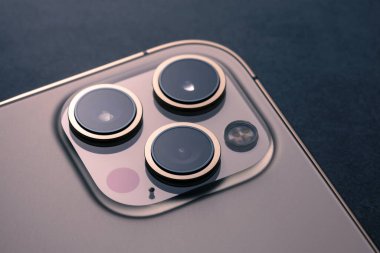 iPhone12 Pro Max arka kamera lensi, ultra geniş, geniş ve telefoto lenslerin üçlü kamera sistemi, Apple ilk olarak bu iPhone 'a sensör kayması stabilizasyonunu tanıttı.