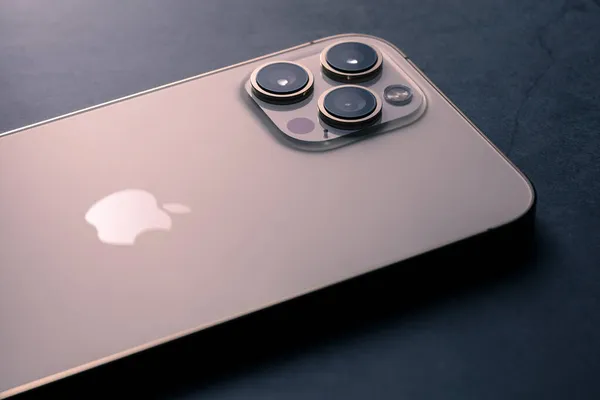 iPhone12 Pro Max arka kamera lensi, ultra geniş, geniş ve telefoto lenslerin üçlü kamera sistemi, Apple ilk olarak bu iPhone 'a sensör kayması stabilizasyonunu tanıttı.