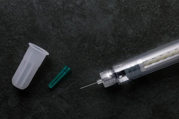 insulin pen needle, threaded to attach securely and safely to insulin pen, solution for injection in pre-filled pen, device for easy self injection