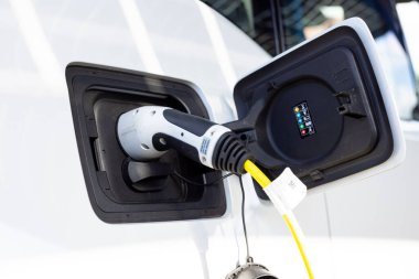 Gateshead UK: 26 Eylül 2021: Şarjlı bir elektrikli arabaya yakın çekim (EV, yeşil sürdürülebilir seyahat)