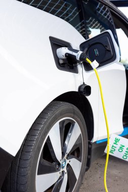 Gateshead UK: 26 Eylül 2021: Yüklü elektrikli bir BMW 'ye yakın çekim (EV, yeşil sürdürülebilir seyahat)