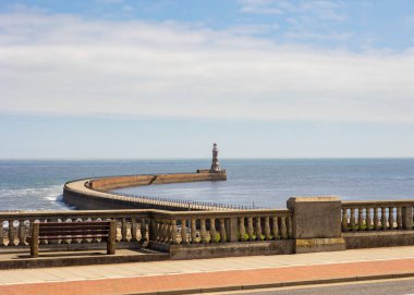Sunderland UK: 25 Mayıs 2021: Roker Limanı Deniz feneri ve İskelesi güzel bir yaz gününde