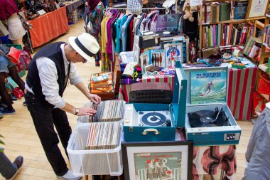 Leeds England - 22 Eylül 2012. Havalı şapkalı bir adam geçmişe dönük vinil market tezgahlarını tarıyor.