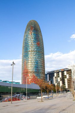 Barselona İspanya - 02.04.2014: Barcelona Torre Agbar gündüz kulesi