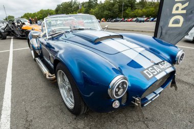 Darlington UK; 23 Ağustos 2020: Auto Show 'da mavi bir AC Cobra (araba fuarı))