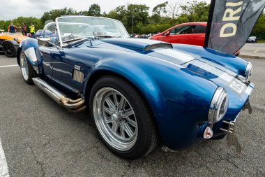Darlington UK; 23 Ağustos 2020: Auto Show 'da mavi bir AC Cobra (araba fuarı))