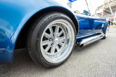 Darlington UK; 23 Ağustos 2020: Auto Show 'da mavi bir AC Kobra (araba fuarı) tekerlekler ve egzoz
