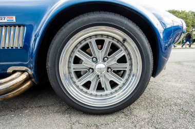 Darlington UK; 23 Ağustos 2020: Auto Show 'da mavi bir AC Kobra (araba fuarı) tekerlekler ve egzoz