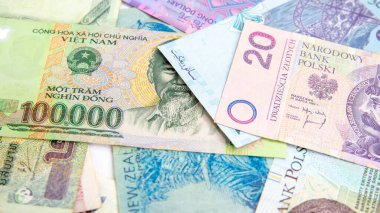 Dünyanın dört bir yanından para dolu banknotlar sırt çantasıyla geziye hazırlanıyor. (ABD doları, Avustralya, Kamboçya, Tayland, Asya)