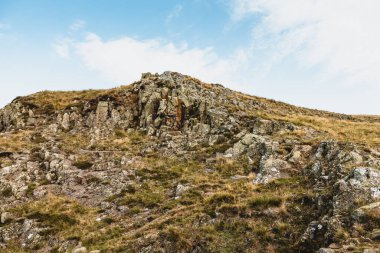 Northumberland İngiltere: 07-31-2020 Roma Duvarı yakınlarındaki İngiliz kırsal kayalıklarında güneşli bir yaz günü