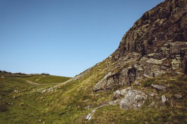 Northumberland İngiltere: 07-31-2020 Roma Duvarı yakınlarındaki İngiliz kırsal kayalıklarında güneşli bir yaz günü