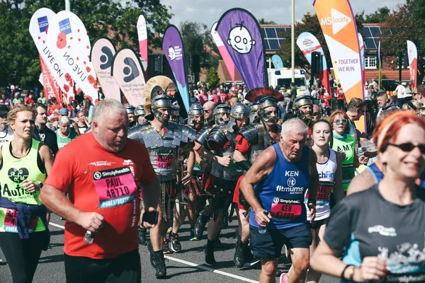Gateshead UK - 8 Eylül 2019: Great North Run 2019 Süslü elbise kaçakçıları Roma Lejyonu