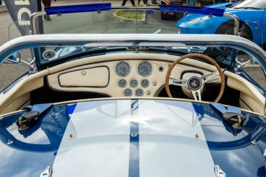 Darlington UK; 23 Ağustos 2020: Auto Show 'da mavi bir AC Cobra (araba fuarı) iç mekan