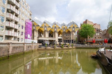 Rotterdam Holland - 15 Mayıs 2013: Piet Blom 'un ilginç mimarisi Rotterdam Küp Evlerine Bakmak