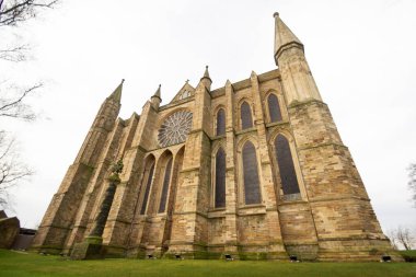 Durham England - 5 Ocak 2013: Durham katedralinin dış yüzeyinin geniş açılı fotoğrafı
