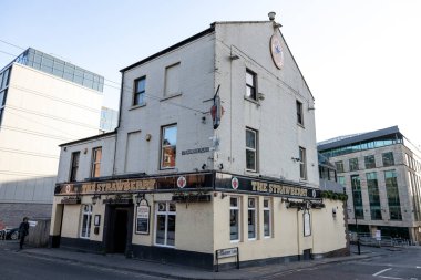 Newcastle on Tyne UK - 8 Ocak 2020: The Strawberry pub Outterior Newcastle United futbol stadyumunun yanında