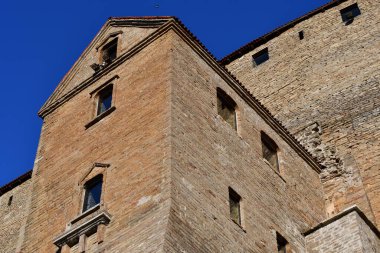Doğu kanadı Kuyu Kulesi XVI-XIX c. Narva Şatosu, Estonya, güneşin doğuşunda doğrudan sarımsı bir güneş ışığı altında, aşağıdan yukarıya doğru görünüyor..