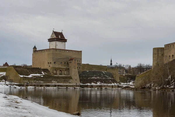 Średniowieczny Zamek Nad Brzegiem Rzeki Granicznej Wiosenny Odwilż Pochmurny Dzień — Zdjęcie stockowe