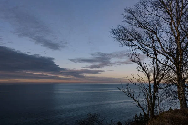 Blauer Himmel Bei Sonnenuntergang Mit Wolken Und Dunst Mit Warmen — Stockfoto