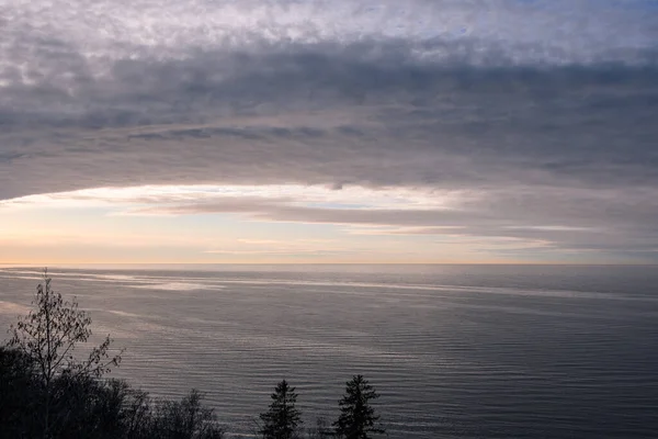 Die Ostsee Mit Kleinen Wellen Beginn Des Sonnenuntergangs Unter Wolkenverhangenem — Stockfoto