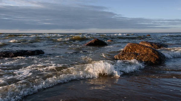 Evening Golden Sunlight Foaming Sea Waves Rush Edge Sandy Beach — Foto de Stock