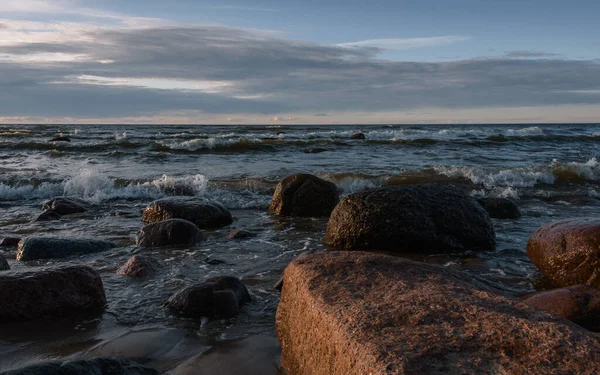 Foaming Sea Waves Roll Coastal Granite Boulders Beginning Sunset Sunlight — стоковое фото