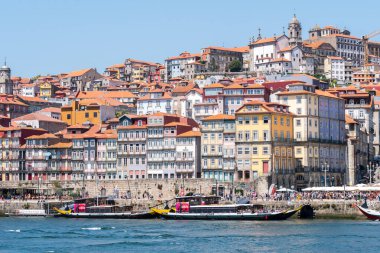 Portekiz, Portekiz. 15 Ağustos 2021: güneşli bir günde Porto Ribeira 'nın panoramik görüntüsü