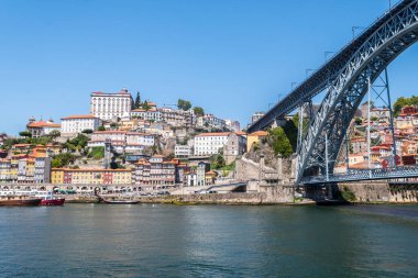 Portekiz, Portekiz. 15 Ağustos 2021: güneşli bir günde Porto Ribeira 'nın panoramik görüntüsü