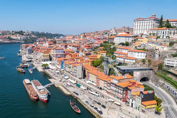 Portekiz, Portekiz. 15 Ağustos 2021: güneşli bir günde Porto Ribeira 'nın panoramik görüntüsü