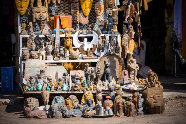 Kahire, Mısır 'da bir sokak tezgahında farklı türde antikalar satılıyor.