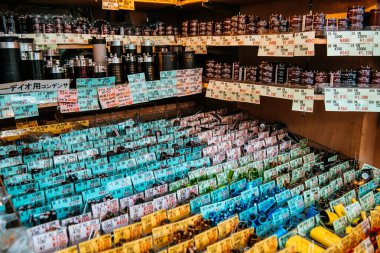 tokyo. Japonya 'ya. 14 Ağustos, 2018: Akihabara Elektronik Kasabası 'ndaki elektronik parça mağazası.