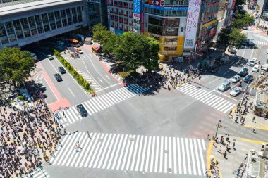 Tokyo, Japonya 'ya. 14 Ağustos 2018: Yayalar ünlü kalabalık Shibuya yaya geçidini geçiyor. 