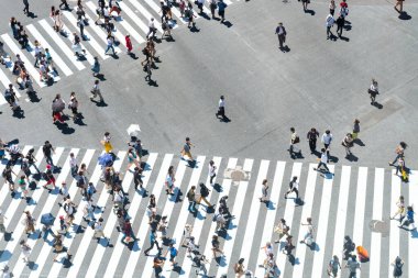 Tokyo, Japonya 'ya. 14 Ağustos 2018: Yayalar ünlü kalabalık Shibuya yaya geçidini geçiyor. 