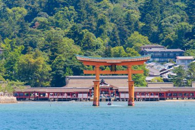 Hiroşima, Japonya. 5 Ağustos 2018: Japonya 'daki Miyajima Adası' ndaki itsukushima türbesi.