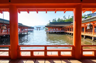 Hiroşima, Japonya. 5 Ağustos 2018: Japonya 'daki Miyajima Adası' ndaki itsukushima türbesi.