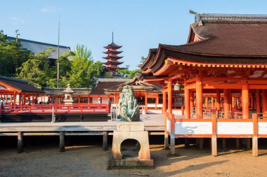 Hiroşima, Japonya. 5 Ağustos 2018: Japonya 'daki Miyajima Adası' ndaki itsukushima türbesi.