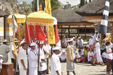 BANGLI, BALI, INDONEZYA - 27 Ağustos 2015 'te Bangli' de kraliyet yakma törenine katılan Balili halkı, Bali, Endonezya