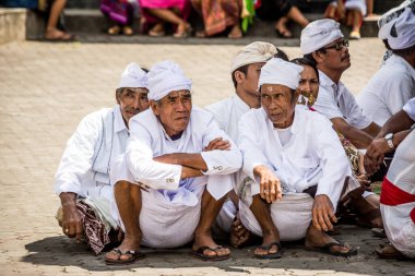 BANGLI, BALI, INDONEZYA - 27 Ağustos 2015 'te Bangli' de kraliyet yakma törenine katılan Balili halkı, Bali, Endonezya